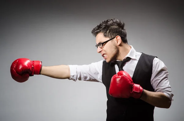 Uomo d'affari con guanti da boxe — Foto Stock