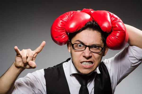 Hombre de negocios con guantes de boxeo —  Fotos de Stock