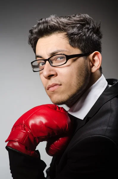 Hombre de negocios con guantes de boxeo — Foto de Stock