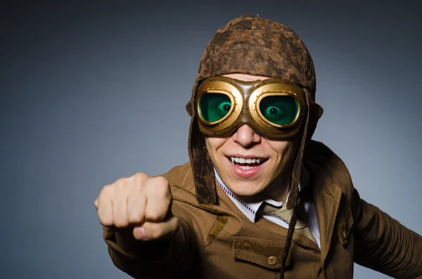 Piloto engraçado com óculos e capacete — Fotografia de Stock