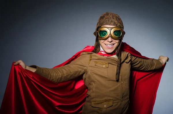 Pilote drôle avec lunettes et casque — Photo