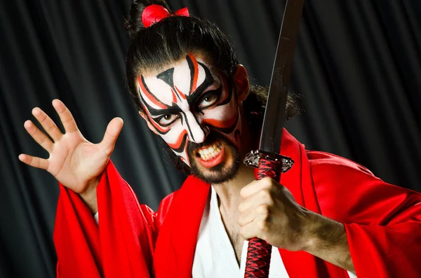 Man met zwaard en gezicht masker — Stockfoto