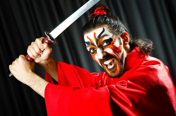 Homem com espada e máscara facial — Fotografia de Stock