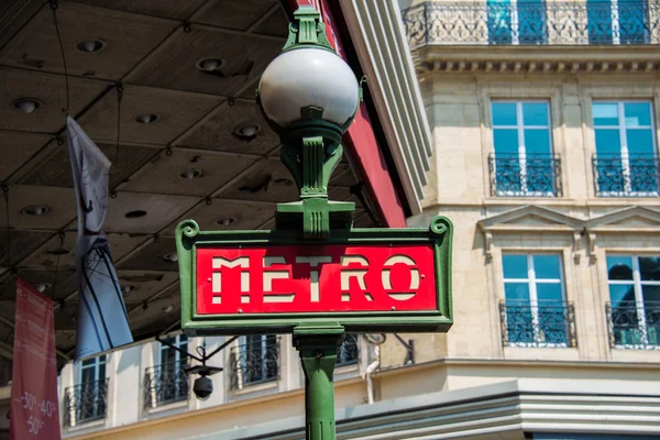 Panneau du métro parisien le jour lumineux — Photo