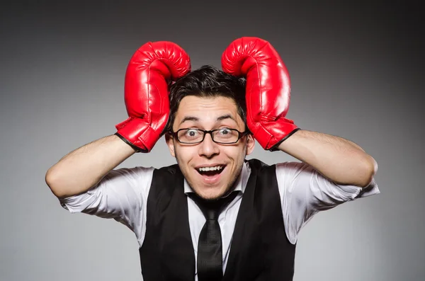 Uomo d'affari con guanti da boxe — Foto Stock
