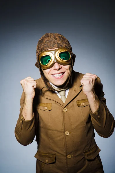 Pilote drôle avec lunettes et casque — Photo