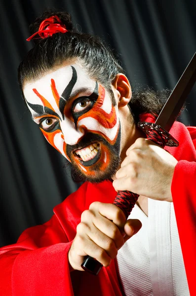 Man met zwaard en gezicht masker — Stockfoto
