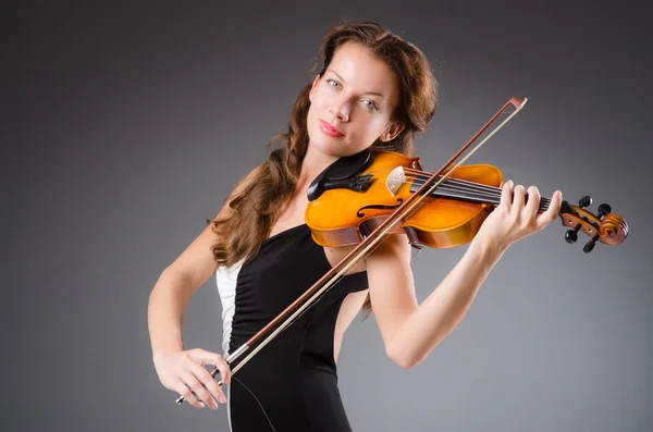 Künstlerin mit Geige — Stockfoto
