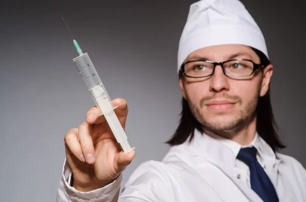 Lékař muže s injekční stříkačkou — Stock fotografie