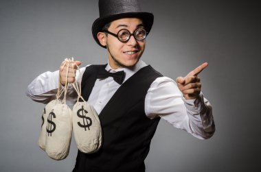 Çuvalla parası olan adam.