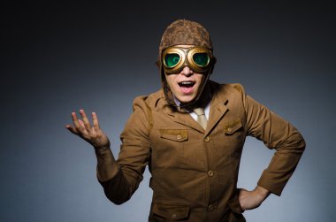 Gözlüklü ve kasklı komik pilot.