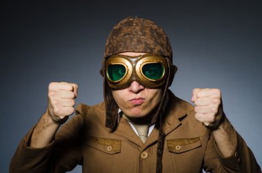 Gözlüklü ve kasklı komik pilot.