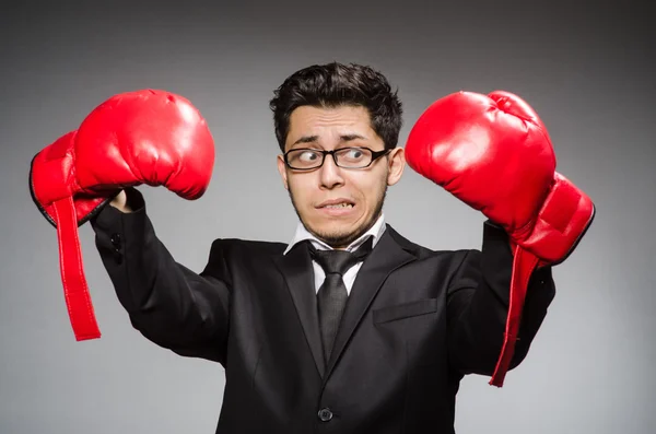 Affärsman med boxningshandskar — Stockfoto