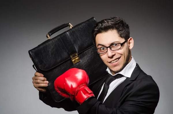 Hombre de negocios con guantes de boxeo — Foto de Stock