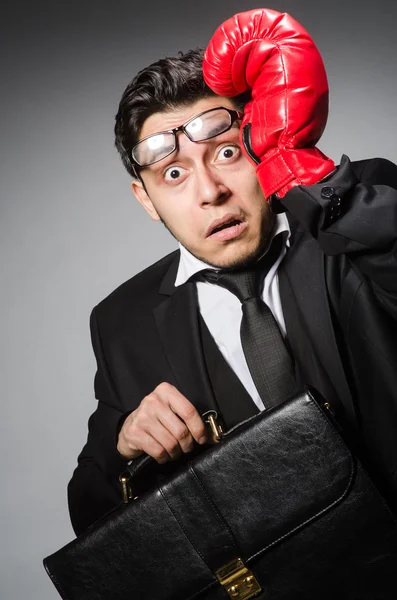 Geschäftsmann mit Boxhandschuhen — Stockfoto