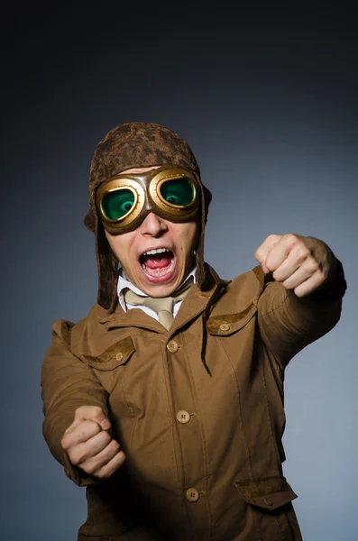 Pilote drôle avec lunettes et casque — Photo