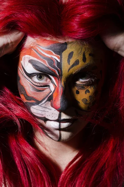 Mujer con pintura facial — Foto de Stock