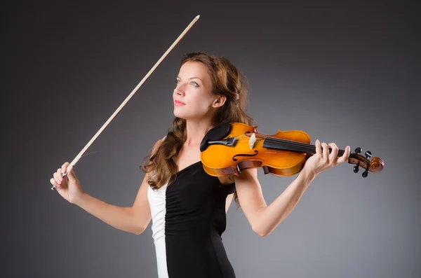 ヴァイオリンと女性アーティスト — ストック写真