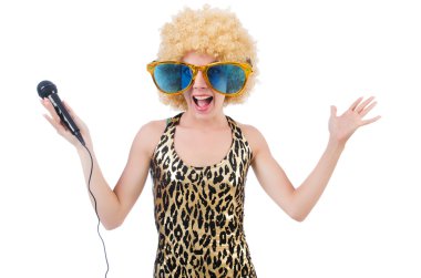 komik şarkıcı kadın