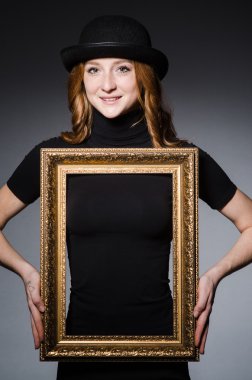 Resim çerçeveli kız