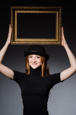 Resim çerçeveli kız