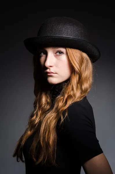 Rousse fille dans chapeau — Photo