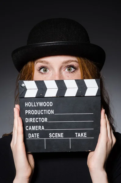 Flicka i hatt med film board — Stockfoto