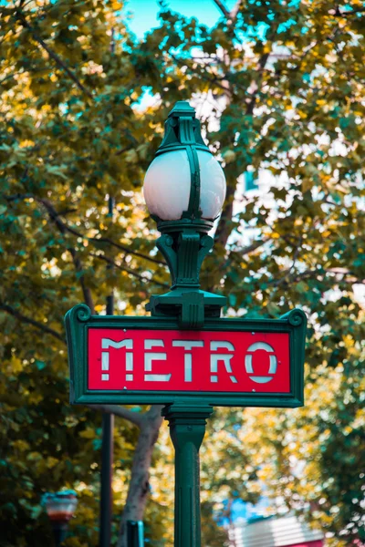 Parijs metro teken op heldere dag — Stockfoto