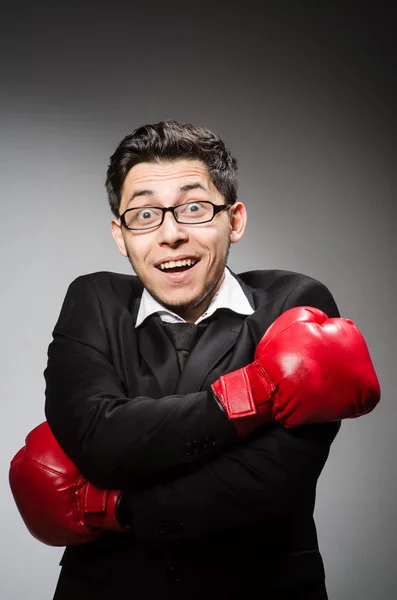 Hombre de negocios con guantes de boxeo —  Fotos de Stock