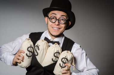 Çuvalla parası olan adam.