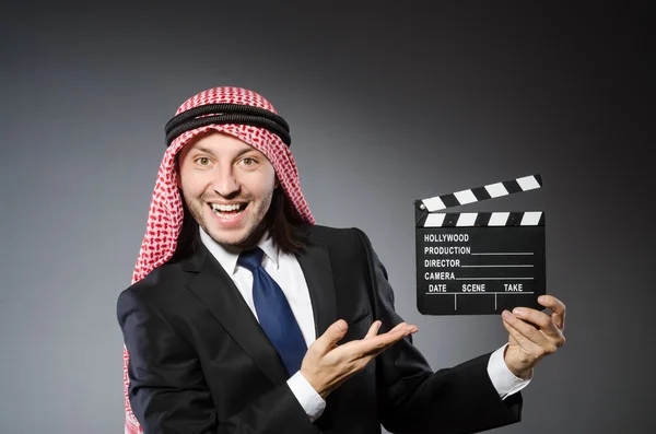 Arabische man met film klepel — Stockfoto