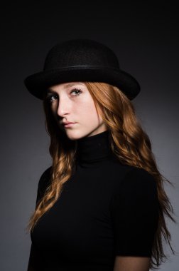 şapkalı Kızıl saçlı kız