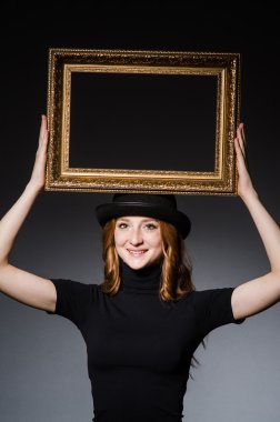 Resim çerçeveli kız