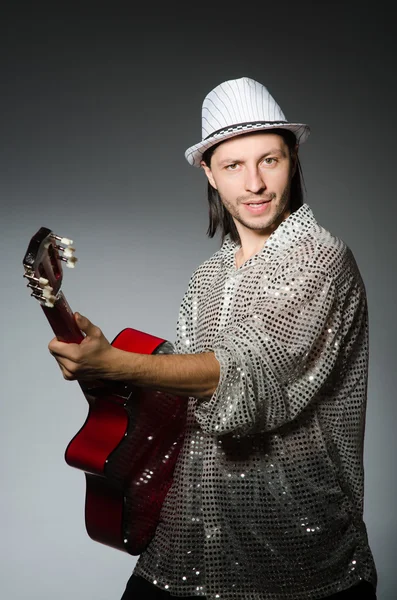 Homem tocando guitarra — Fotografia de Stock