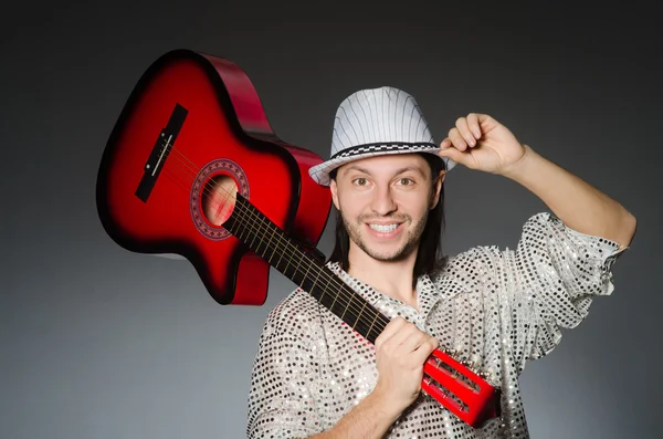 Mann spielt Gitarre — Stockfoto