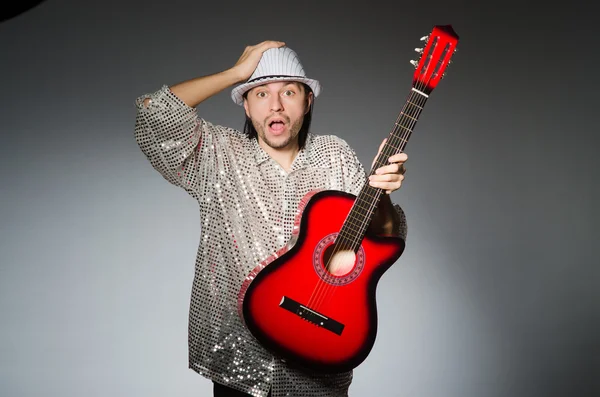 Hombre tocando la guitarra — Foto de Stock