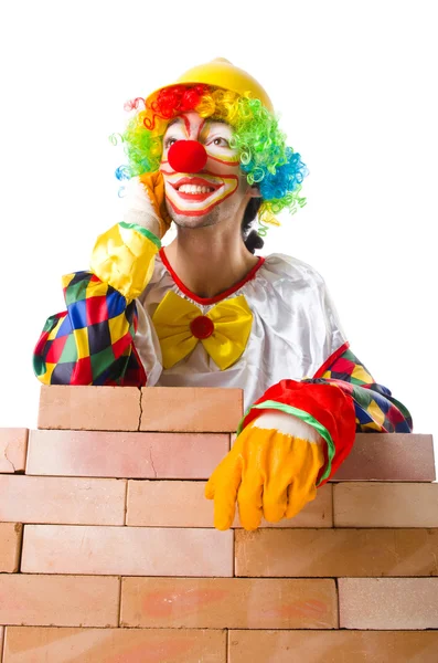 Clown houdende van bakstenen — Stockfoto