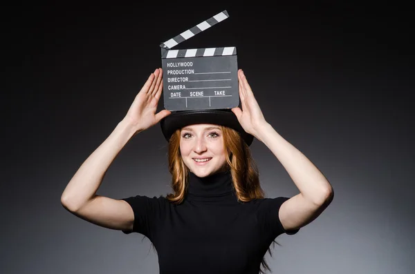 Meisje in hoed met film board — Stockfoto