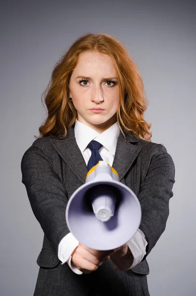Kobieta z głośnikiem — Zdjęcie stockowe