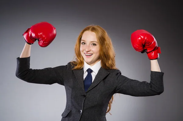 Boxeador mujer en habitación oscura — Foto de Stock