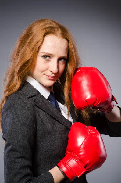 Vrouw bokser in donkere kamer — Stockfoto