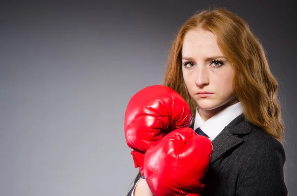 Boxeador mujer en habitación oscura — Foto de Stock