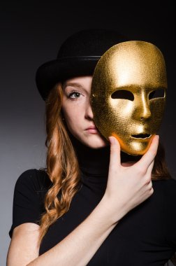 İkiyüzlülük consept maskeli kadınla