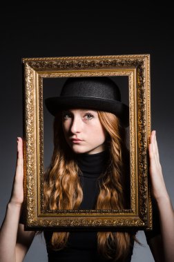 Kızıl saçlı resim çerçevesi ile