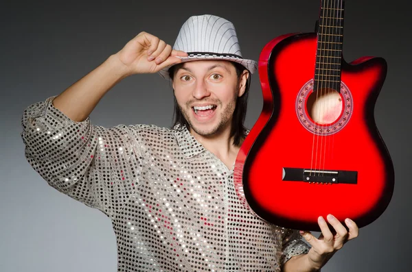 Mann spielt Gitarre — Stockfoto