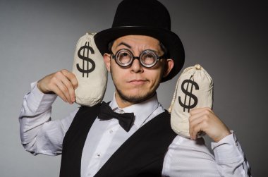 Çuvalla parası olan adam.