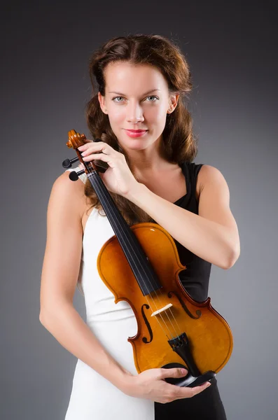 Femme artiste avec violon — Photo