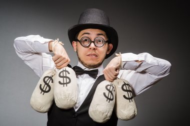 Çuvalla parası olan adam.