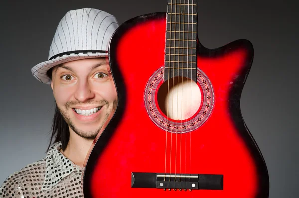 Mann spielt Gitarre — Stockfoto