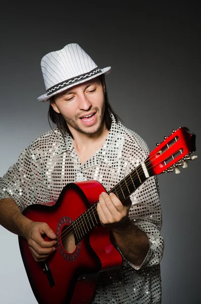 Homem tocando guitarra — Fotografia de Stock